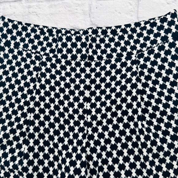 ANN TAYLOR Factory Shorts Woman's Size 4 Black White Geometric Dressy Casual - Picture 2 of 8